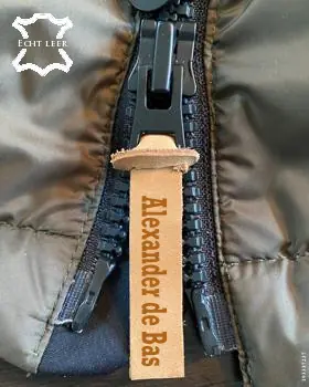 Zipper Hanger Met Logo